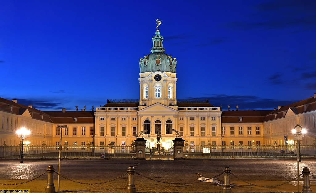 Berlin Schloss Charlottenburg Ursprungsbau 1699 von Johann Arnold Nering. Heutiges Aussehen durch Erweiterungen von Langhans und Knobelsdorff. Stadtseite