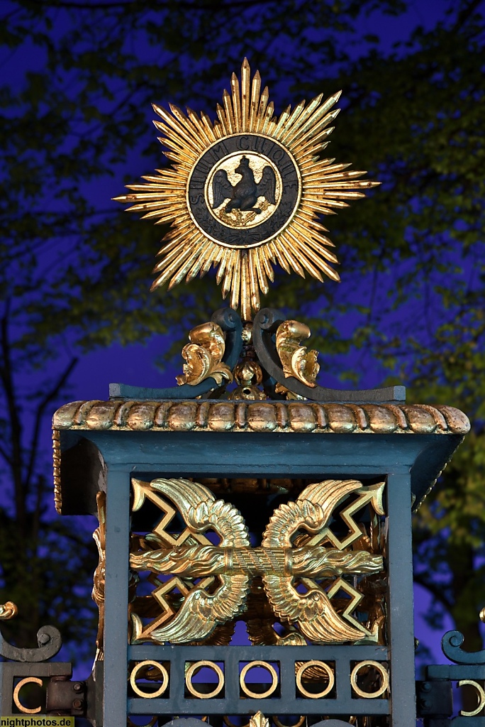 Berlin Schloss Charlottenburg Ursprungsbau 1699 von Johann Arnold Nering. Parkeingang Orangerie. Zaunschmuck