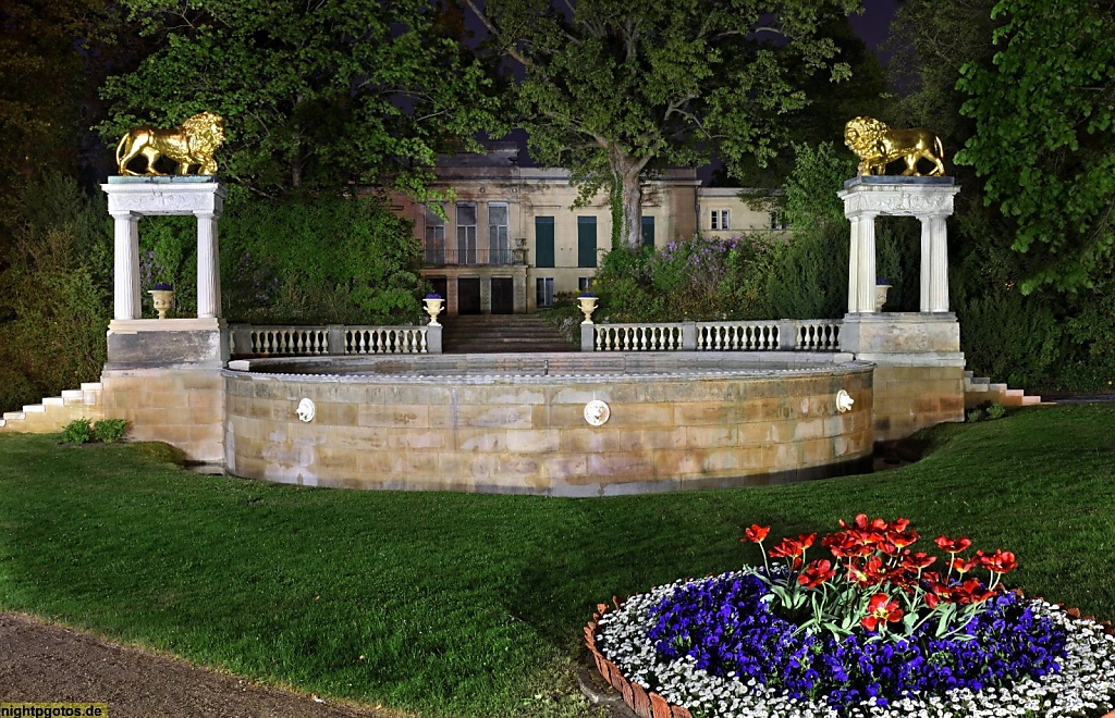 Berlin Wannsee Park Schloss Glienicke Gutshaus mit Löwenbrunnen erbaut für Prinz Carl v Preussen 1825 von Architekt Karl Friedrich Schinkel