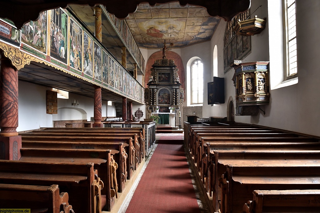 Reinhardtsdorf Dorfkirche erbaut 11.-12. Jhdt als romanische Wehrkirche. Kirchweihe 1523. Emporen und barocker Hauptaltar von Michael Gäden 1681