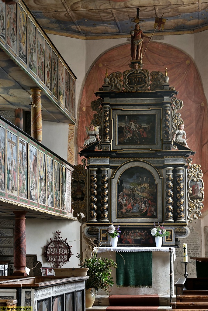 Reinhardtsdorf Dorfkirche erbaut 11.-12. Jhdt als romanische Wehrkirche. Kirchweihe 1523. Emporen und barocker Hauptaltar von Michael Gäden 1681