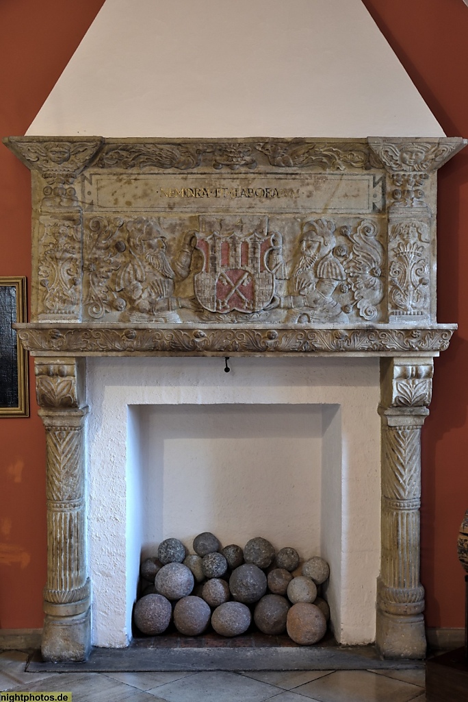 Poznan Rathaus. Ratusz. Der königliche Saal. Restauriert 1954. Sala Królewska. Renaissancekamin Sandstein von 1541