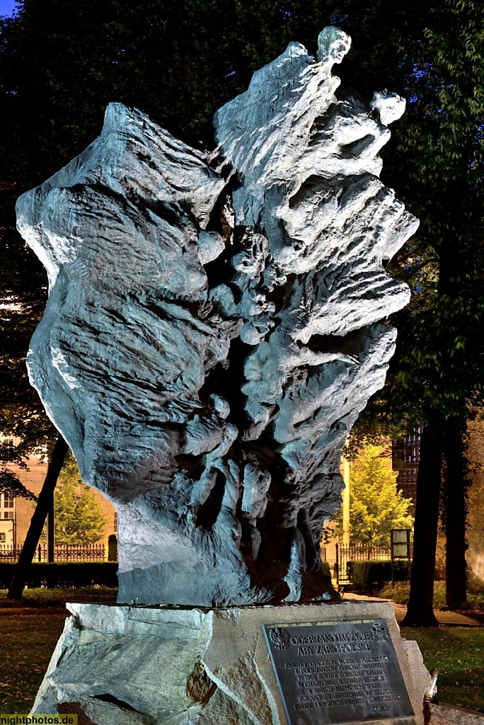 Poznan. Denkmal Opfer von Katyn und Sibirien im Schlossgarten. Pomnik Katyński. Ogród Zamkowy w Poznaniu