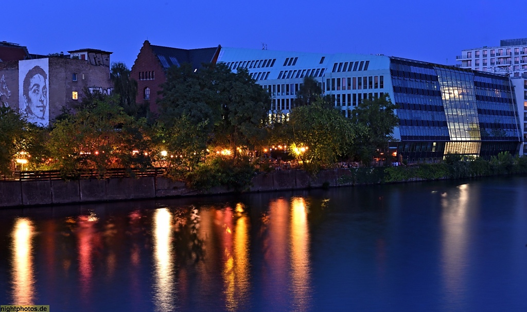 Berlin Friedrichshain Club Yaam am Spreeufer gegründet 1994 von Ortwin Rau. Dahinter Neubau Energieforum Berlin erbaut 2002-2003