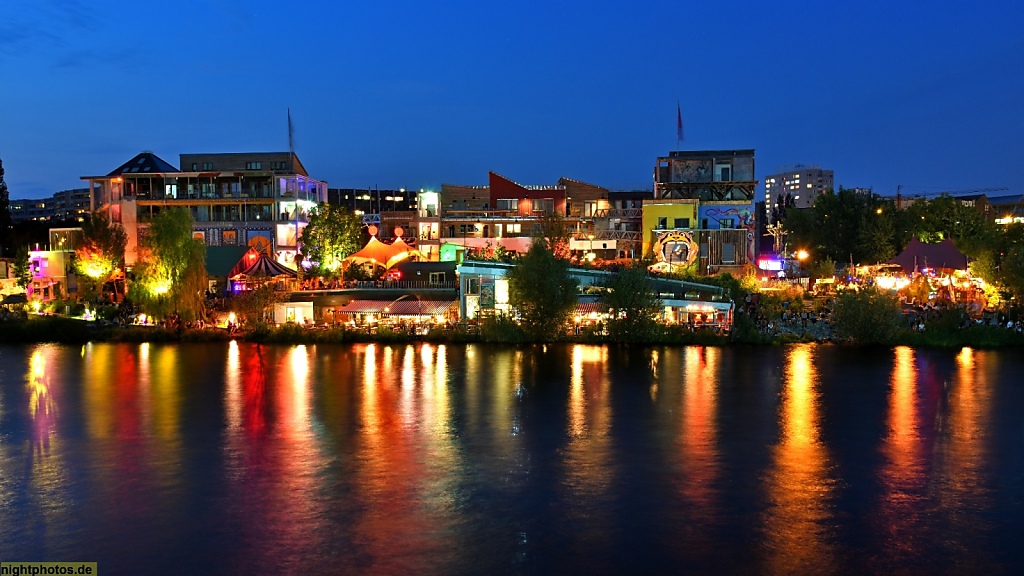 Berlin Friedrichshain Kreativdorf Holzmarkt von Architekten 'Hütten und Paläste' mit Mörchenpark am Spreeufer