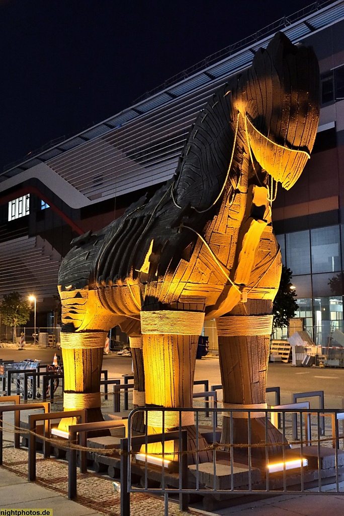 Berlin Friedrichshain Trojanisches Pferd des türkischen Kultur- und Tourismusministeriums vor der Mercedes-Benz-Arena an der Hedwig-Wachenheim-Strasse