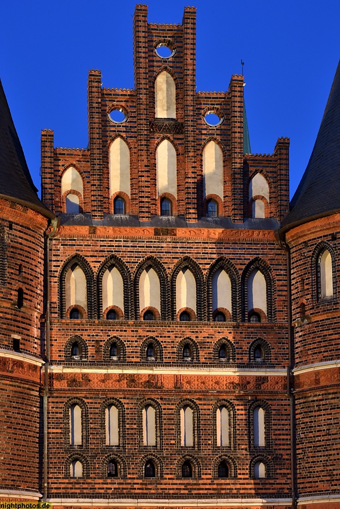 Lübeck Holstentor erbaut 1478 als Teil der Stadtbefestigung. Mittelbau mit Stufengiebel. Feldseite