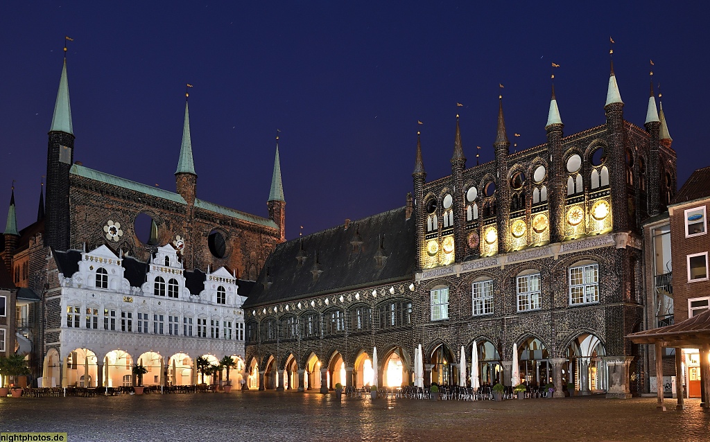 Lübeck Rathaus erbaut ab 1230 Langes Haus erbaut 1288-1308 Prachtfassade mit Wappen erbaut 1440-1444. Weisser Renaissancebau erbaut 1570-1571 aus Sandstein