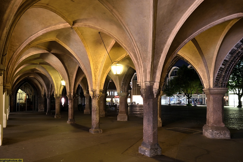 Lübeck Rathaus erbaut ab 1230 Arkaden mit Kreuzrippengewölbe