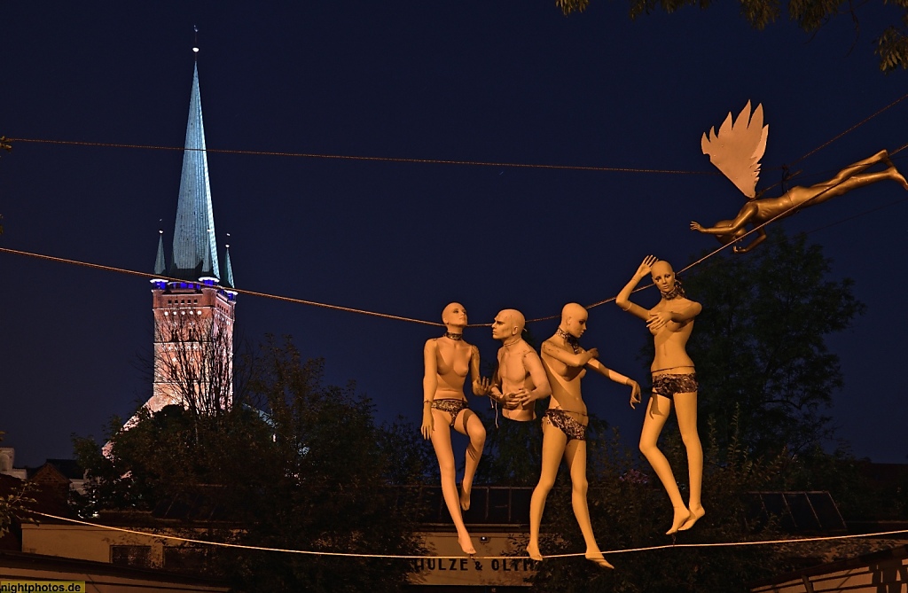 Lübeck Kunsttankstelle Wallstrasse Installation 'Die Verkündigung' von Peter Fischer vor Kirchturm St Petri