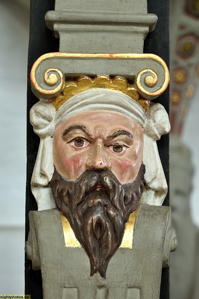 Lübeck Dom. Erbaut romanisch 1173-1230. Renaissance-Kanzel errichtet 1586 von Hans Fleming. Kanzelzaun. Baluster Schnitzfigur