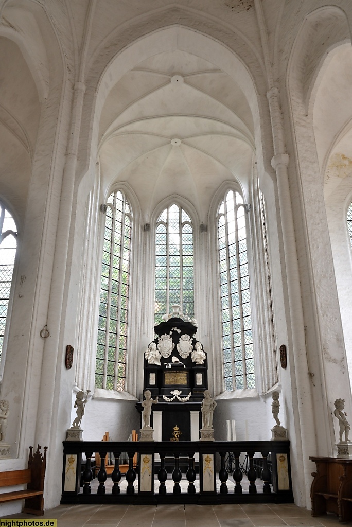 Lübeck Dom. Erbaut romanisch 1173-1230. Erneuerter Ostchor. Marientidenkapelle mit Grab Fürstbischof August Friedrich gestorben 1705. Bildhauer Quellinus