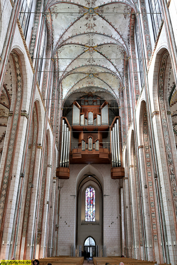 Lübeck Marienkirche erbaut 1277-1351 in norddeutscher Bachsteingotik. Innenaufnahme Hauptschiff