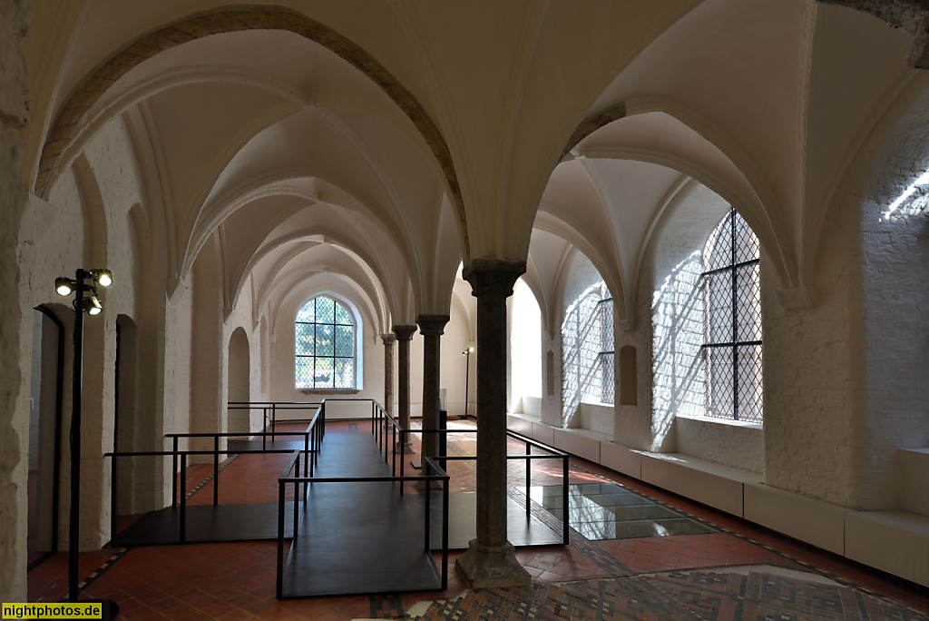 Lübeck Maria-Magdalenen-Kloster. Burgkloster des Dominikanerorden 1227-1531. Hospital. Bodenfenster für Blick in Heizkeller