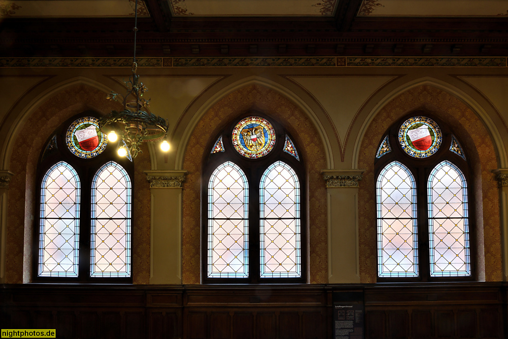 Lübeck Maria-Magdalenen-Kloster. Burgkloster des Dominikanerorden 1227-1531. Schöffengerichtssaal von 1896. Wappenfenster