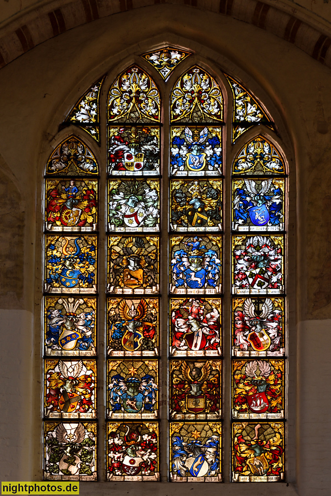 Lübeck Koberg Heiligen-Geist-Hospital erbaut 1286 als Sozialeinrichtung. Kirchenfenster mit Wappenornamentik