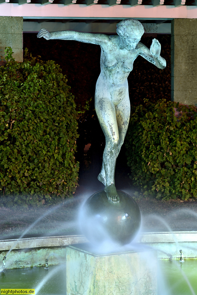 Berlin Frohnau Zeltinger Platz. Bronzeskulptur 'Die Kugelläuferin' von Otto Märker. 1980 nachgebildet von Harald Haake