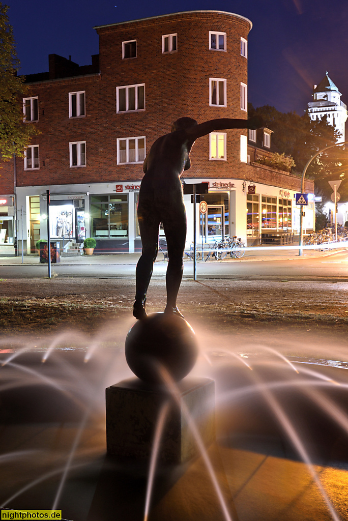 Berlin Frohnau Zeltinger Platz. Bronzeskulptur 'Die Kugelläuferin' von Otto Märker. 1980 nachgebildet von Harald Haake