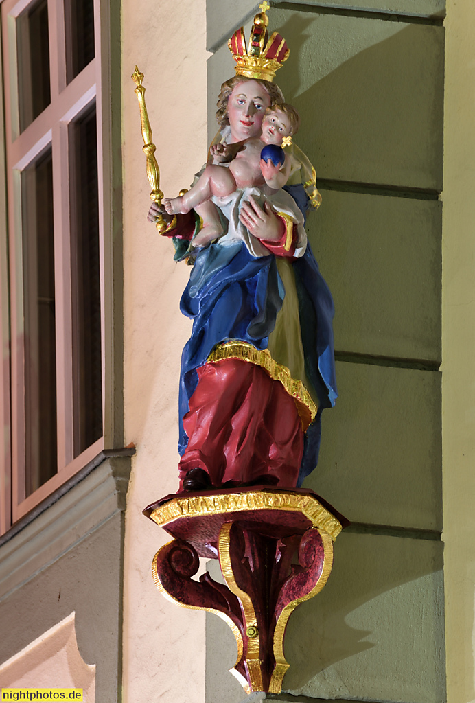 Fulda Altstadt Loeherstrasse 17 ehemaliges Waisenhaus mit Widmung von 1879 mit Madonnenfigur