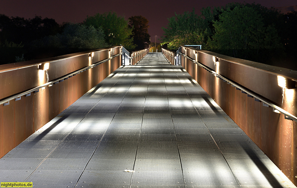 Berlin Marzahn Wuhlesteg 300m über das Wuhletal am Wuhleteich als Teil des Gottfried-Funeck-Weg