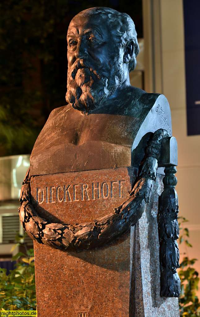 Berlin Mitte Büste von Tierarzt Wilhelm Dieckerhoff (1835-1903) ehemals Rektor Tierärztliche Hochschule. Geschaffen 1906 von Ernst Herter. Campus der Humboldt Universität