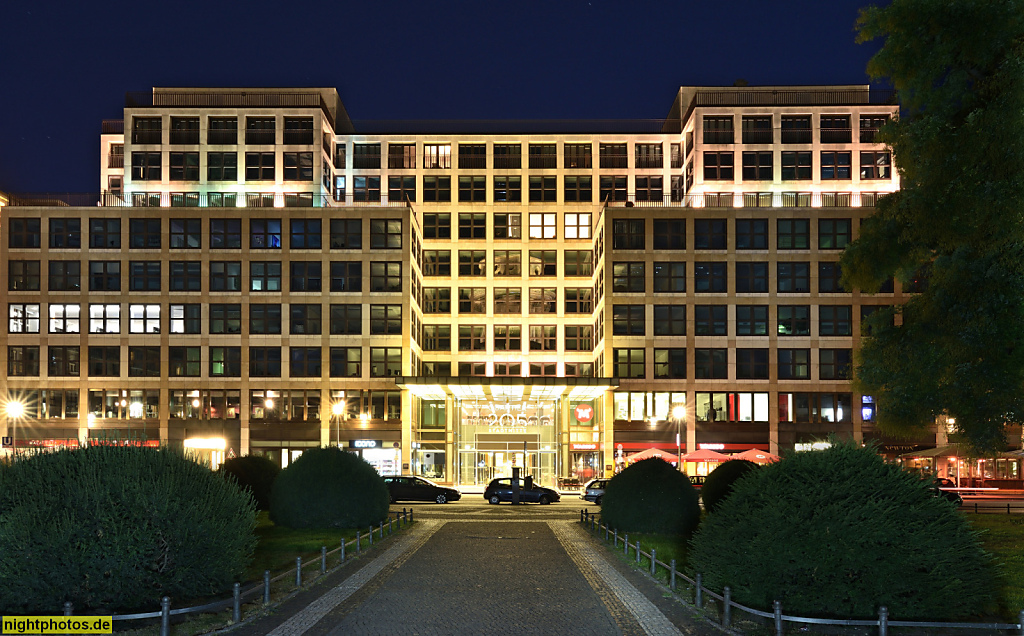 Berlin Mitte Quartier 205 erbaut 1996 von Oswald Mathias Ungers als Friedrichstadt Passage. Ostseite Charlottenstrasse
