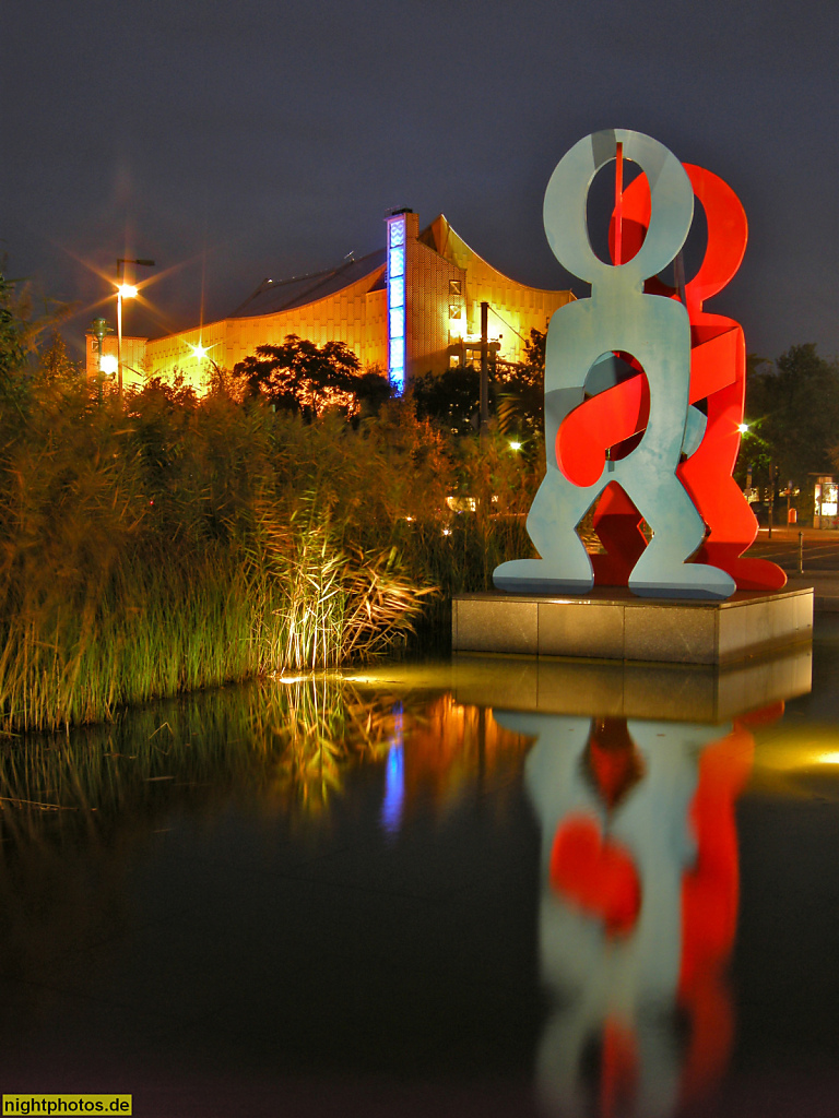 Berlin Tiergarten 'The Boxers' von Keith Haring beim Festival of Lights 2010. Im Hintergrund die Philharmonie im Kulturforum