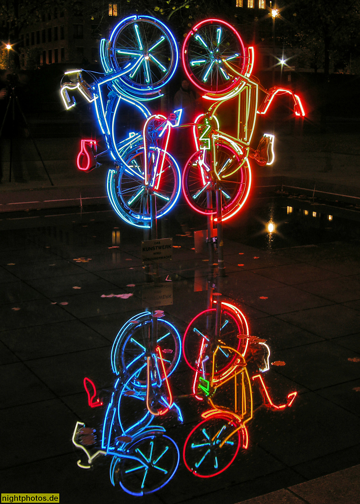 Berlin Tiergarten 'Riding Bikes' von Robert Rauschenberg vor Haus Huth am Potsdamer Platz beim Festival of Lights
