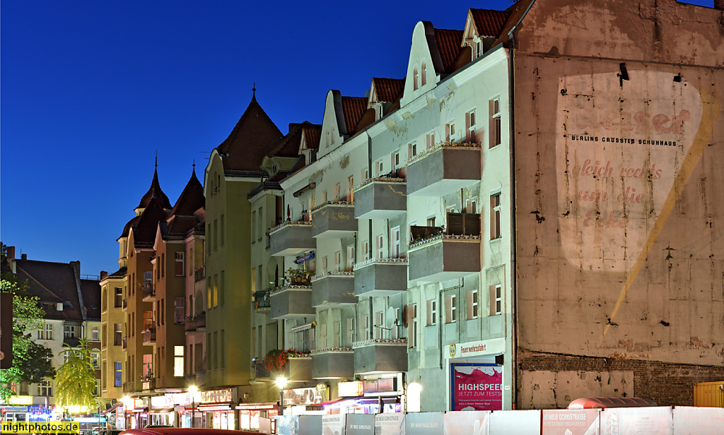 Berlin Tegel Altbauten mit Zwerchhausgiebeln Erkern und Türmen in der Grussdorfstrasse. Brandmauer mit alter Schuhhaus-Leiser Werbung