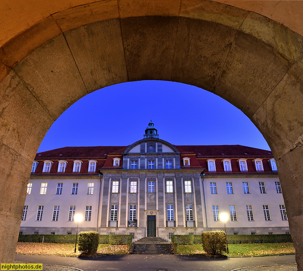 Berlin Buch Ludwigpark H13 Wohnanlage erbaut als Alte-Leute-Heim 1905-1909 von Ludwig Hoffmann. Wohn- und Geschäftshaus
