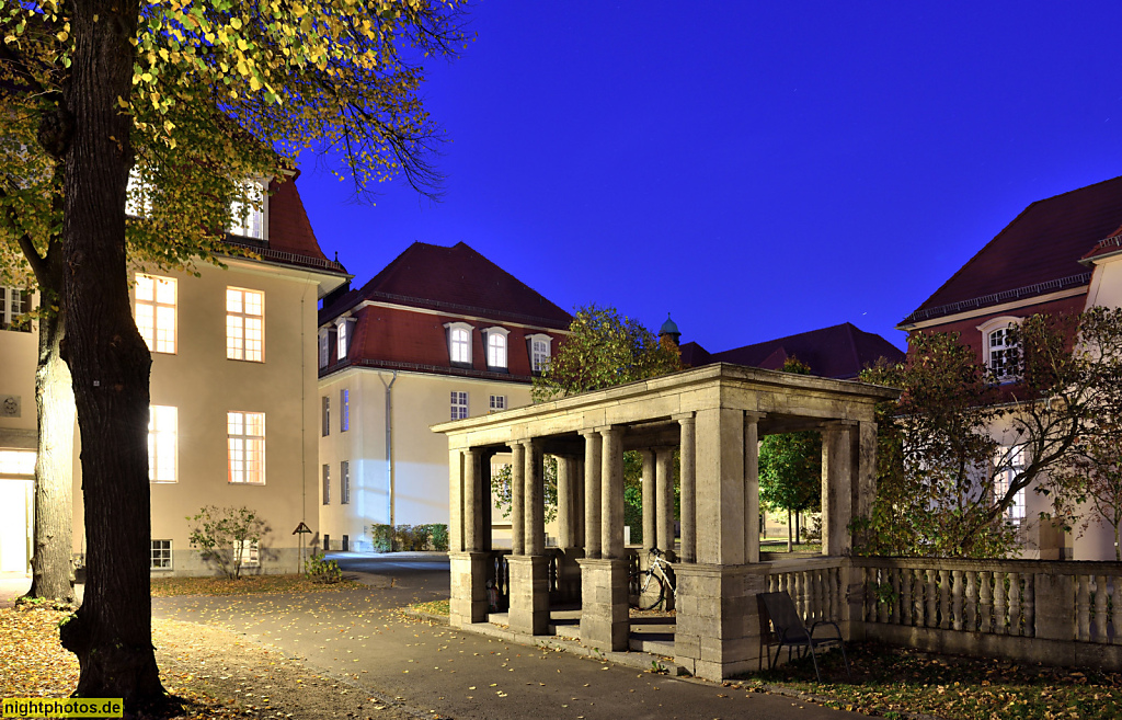 Berlin Buch Ludwigpark H1 H13 H2 Wohnanlage erbaut als Alte-Leute-Heim 1905-1909 von Ludwig Hoffmann. Kastanienhof mit neoklassizistischem Pavillon