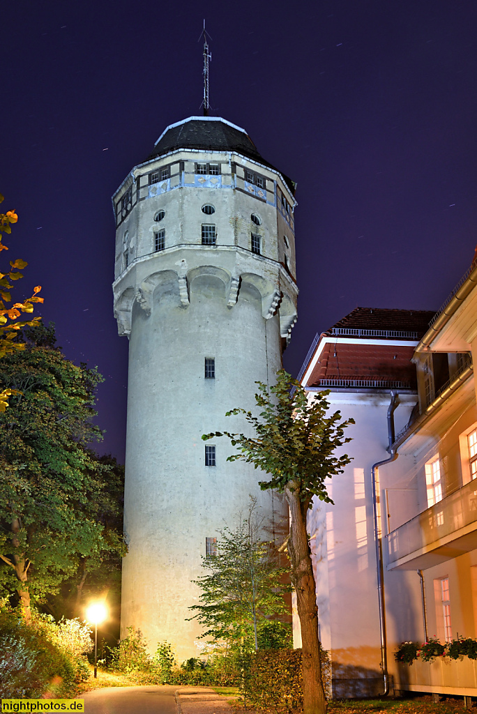 Berlin Buch Ludwigpark H11 Wohnanlage erb als Alte-Leute-Heim 1905-1909 von Ludwig Hoffmann. Wohnhaus 'Marie-Therese' und Wasserturm erbaut 1904-1906