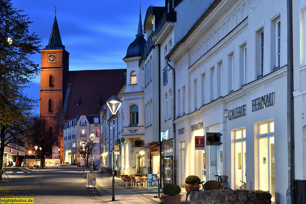 Bernau Bürgermeisterstrasse mit Stadtpfarrkirche St Marien. Erbaut 1240 als romanische Basilika. Umbau zur spätgotischen Hallenkirche 1400-1519