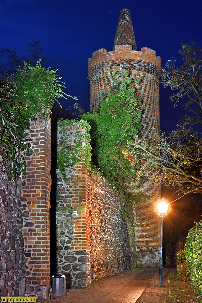 Bernau Stadtmauer erbaut ab 1286 aus Feldsteinen mit Pulverturn