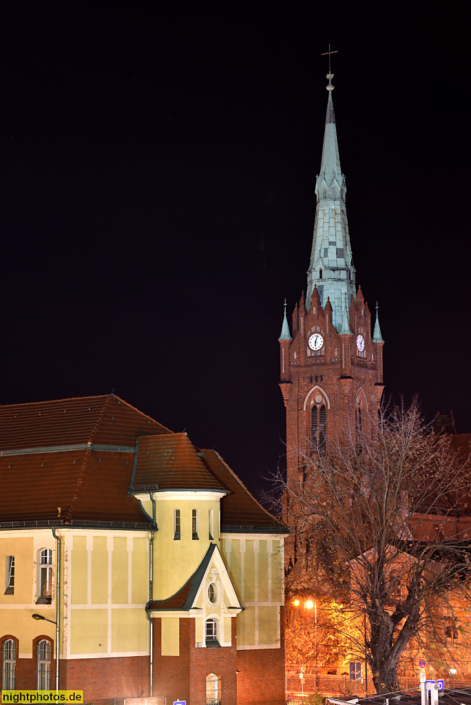 Bernau Herz-Jesu-Kirche erbaut 1907-1908 von Paul Ueberholz neben ehemaligem Postamt erbaut 1904