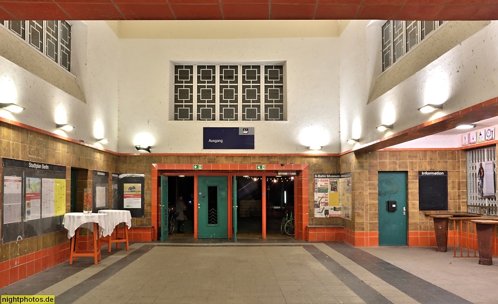 Potsdam Babelsberg Bahnhof Griebnitzsee erbaut 1931 v Günter Lüttich. Empfangsgebäude. Innenansicht Nordseite
