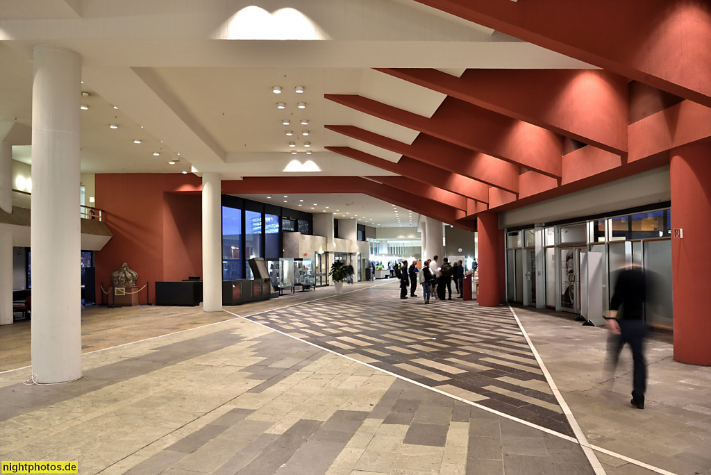 Berlin Mitte Tiergarten Staatsbibliothek im Kulturforum erbaut 1967-1978 von Hans Scharoun. Haupthalle
