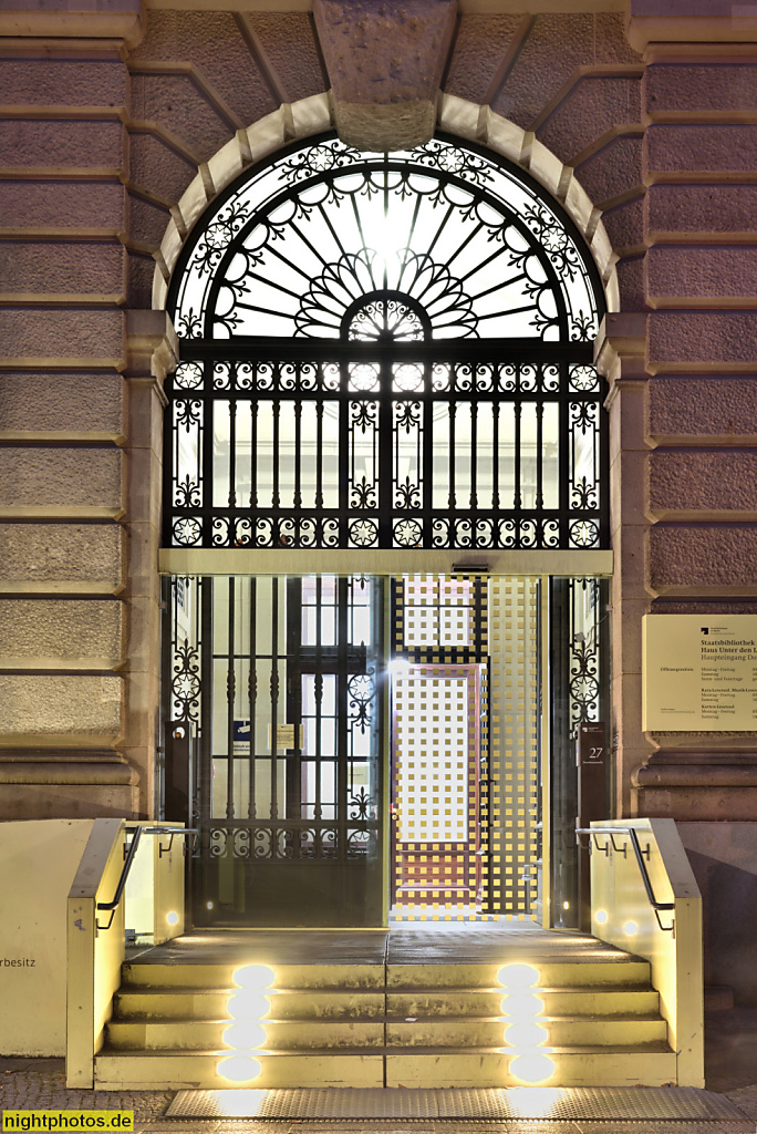Berlin Mitte Staatsbibliothek zu Berlin Haus Unter den Linden erbaut 1903-1914 von Ernst von Ihne als Königiche Bibliothek. Neobarock. Eingang Dorotheenstrasse