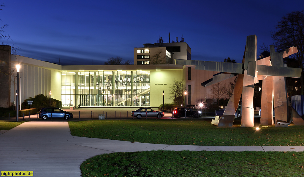 Berlin Dahlem Freie Universität Henry-Ford-Bau erbaut 1952-1954 von Sobotka und Müller. Skulptur 'Perspektiven' von Volker Bartsch 2006-2007