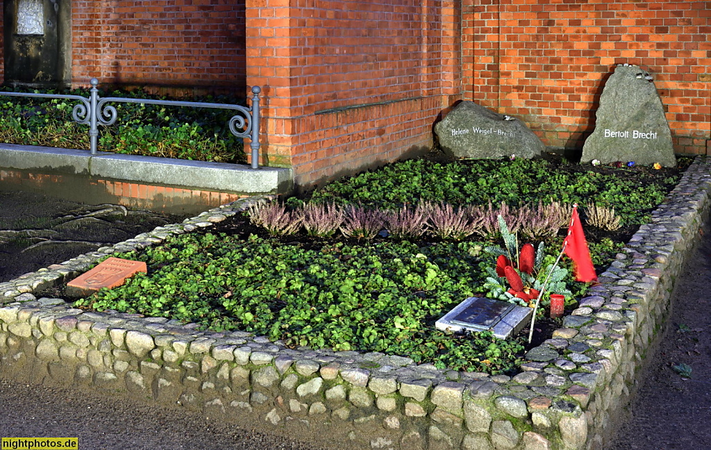 Berlin Mitte Ehrengrabstätte von Helene Weigel und Bertolt Brecht auf dem Dorotheenstädtischen Friedhof. Brecht seit 1956 Weigel seit 1971
