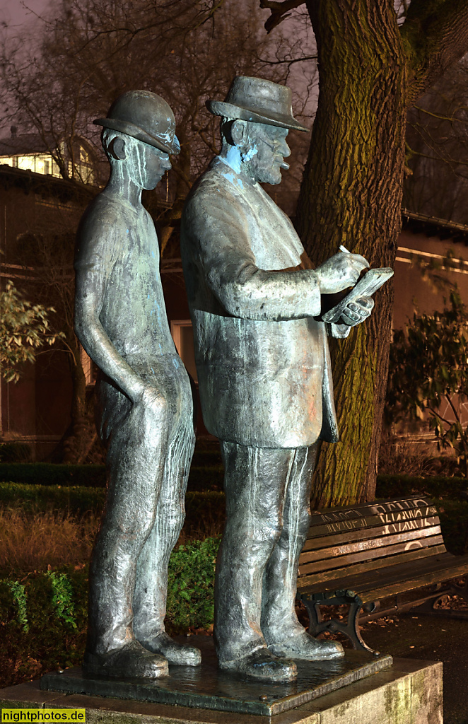Berlin Mitte Köllnischer Park Bronzestandbild nach Figuren von Heinrich Zille geschaffen von Bildhauer Heinrich Drake 1964-1965