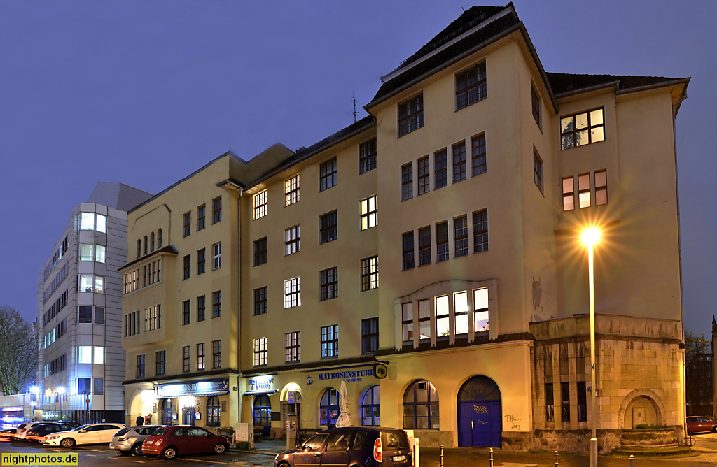 Berlin Mitte Marinehaus erbaut 1908-1909 von Otto Liesheim im Stil der Neorenaissance. Umbau zum 'Kreativquartier am Köllnischen Park' geplant. Märkisches Ufer 48-50