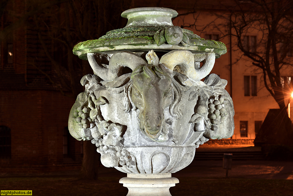Berlin Mitte Sandsteinvase mit Bockskopf- und Fruchtmotiven im Köllnischen Park am Märkischen Museum. Kopie von Schloss Sanssouci. Bildhauer des Originals Friedrich Christian Glume 1746