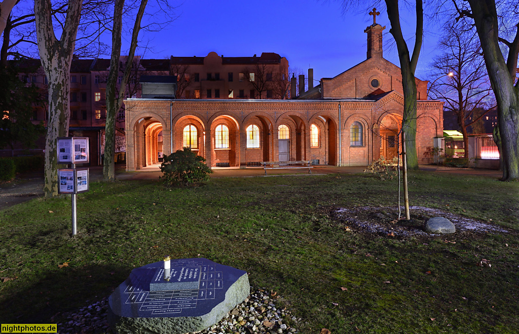 Berlin Neukölln Friedhofskapelle des Kirchhofs der St Thomas Gemeinde. Erbaut 1870. Im Vordergrund Gedenkstein und Infotafel für die Zwangsarbeiter der Kirche, die für 42 Kirchengemeinden in Berlin und Brandenburg im 2. Weltkrieg von 1942-1945 arbeiteten