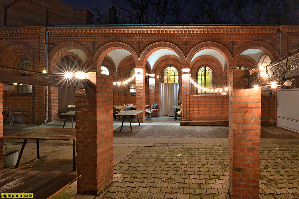 Berlin Neukölln Café 21gramm in der Friedhofskapelle des Kirchhofs der St Thomas Gemeinde. Erbaut 1870