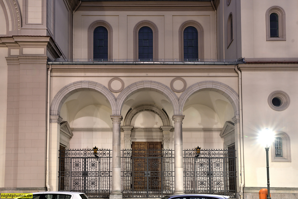 Berlin Kreuzberg Katholisch-Apostolische Kirche mit Gemeindehaus erbaut 1898-1901 von Carl Schröder im Stil der italienischen Renaissance. Eingangshalle