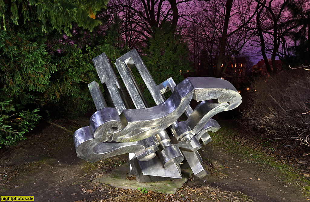 Berlin Tempelhof Edelstahlskulptur 'Laokoon' von Volkmar Haase 1984 im Alten Park