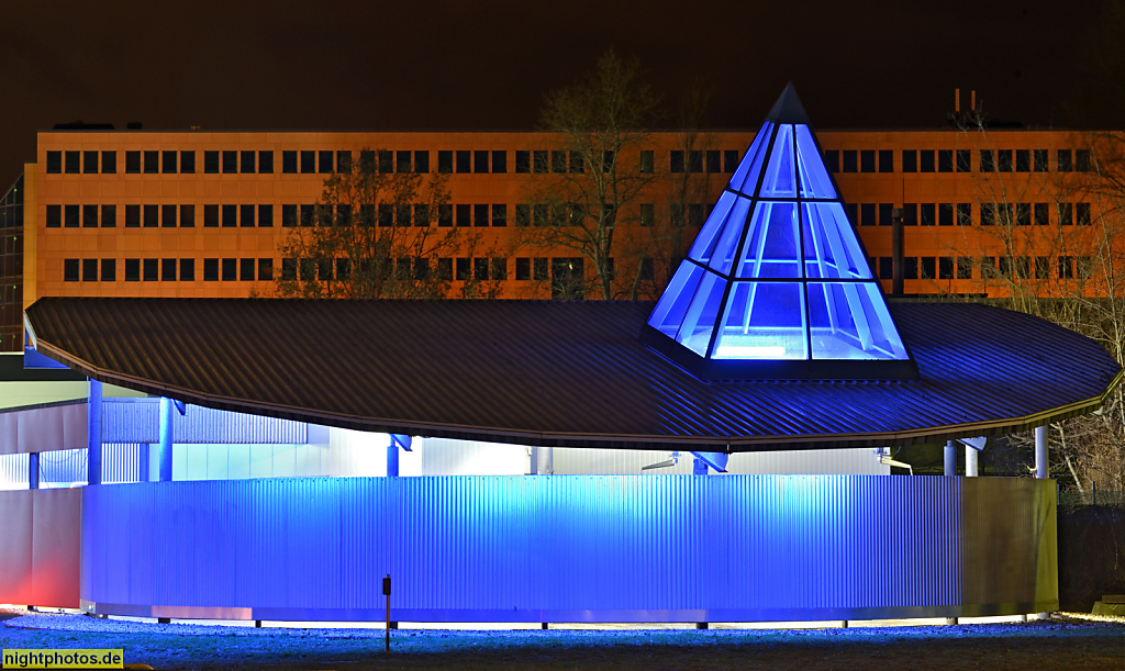 Berlin Weissensee Autowaschanlage CleanCar Am Steinberg mit pyramidaler Lichtkuppel