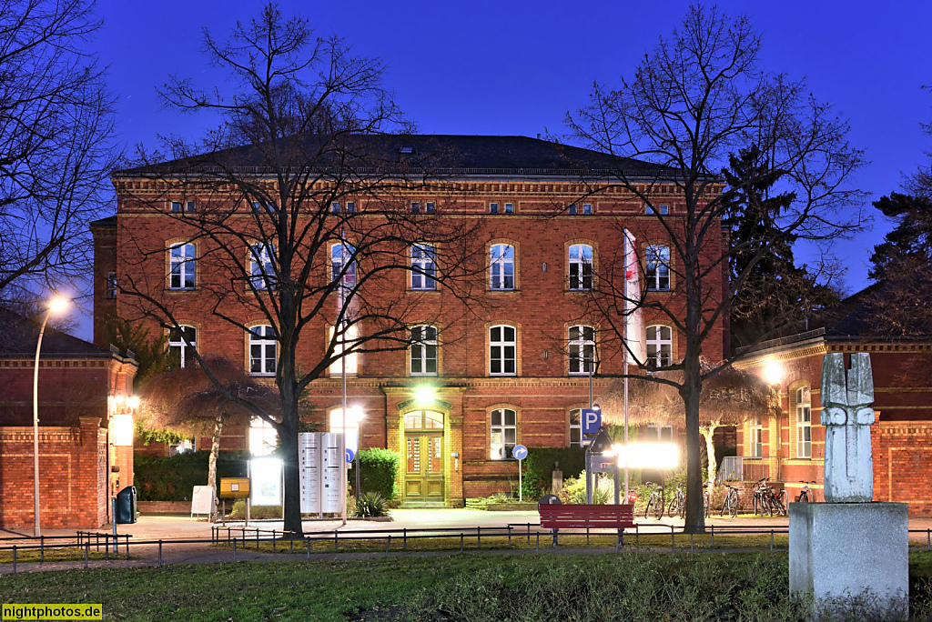 Berlin Tempelhof Wenckebach-Krankenhaus Verwaltungsgebäude hinter Torbauten erbaut 1875-1878 von Martin Gropius und Heino Schmieden als 2. Garnison-Lazarett