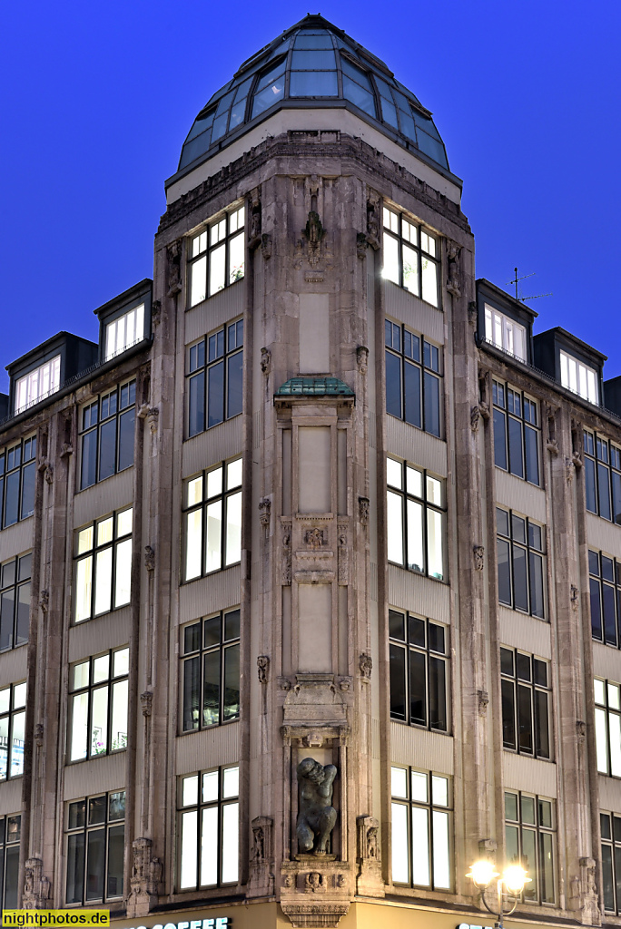 Berlin Mitte Geschäftshaus erbaut 1910 von Regierungsbaumeister Robert Leibnitz mit Muschelkalksteinfassade